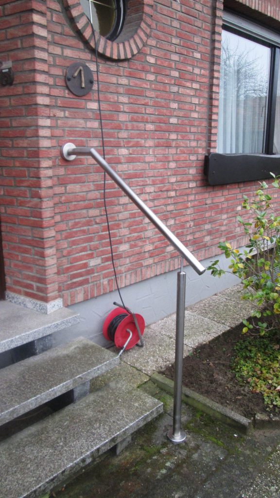 Kleiner, gebogener Edelstahlhandlauf am Hauseingang – individuell gefertigt für mehr Sicherheit.