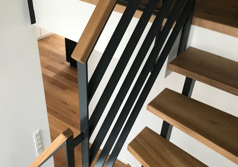 Ästhetische, stabile Zweiholmtreppe – individuell und passgenau gefertigt von Klaus Janßen Metallbau und Schreinerei aus Xanten.