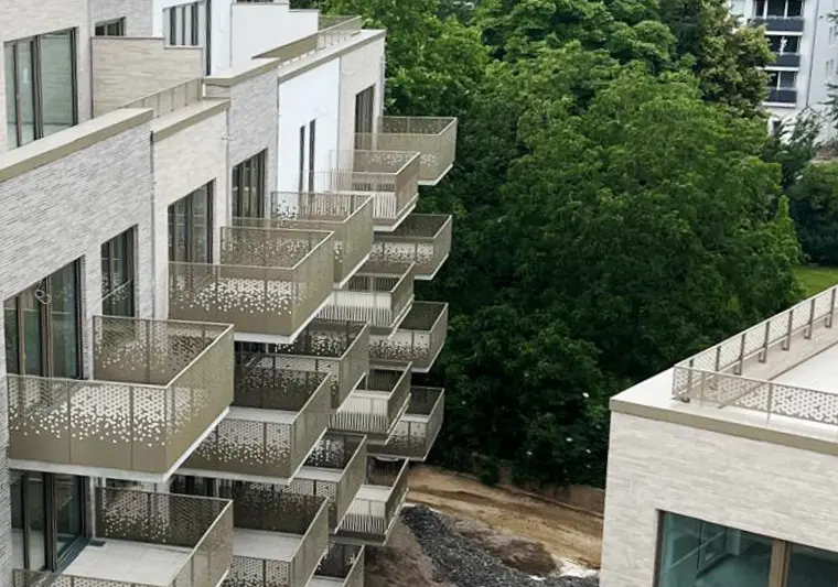 Metallbau für Architekten und Bauunternehmen – individuelle Balkongeländer aus Stahl und Glas für moderne Fassadengestaltung.