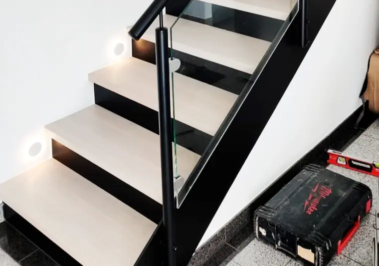 Massivholztreppen von Janßen aus Xanten – fachgerecht montiert und mit langlebiger Lackierung für besten Schutz.