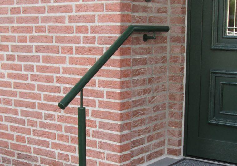 Montage von Handläufen & Finish durch Janßen Metallbau: Fachgerecht vor Ort montiert, optional farbig beschichtet für Schutz und Optik.