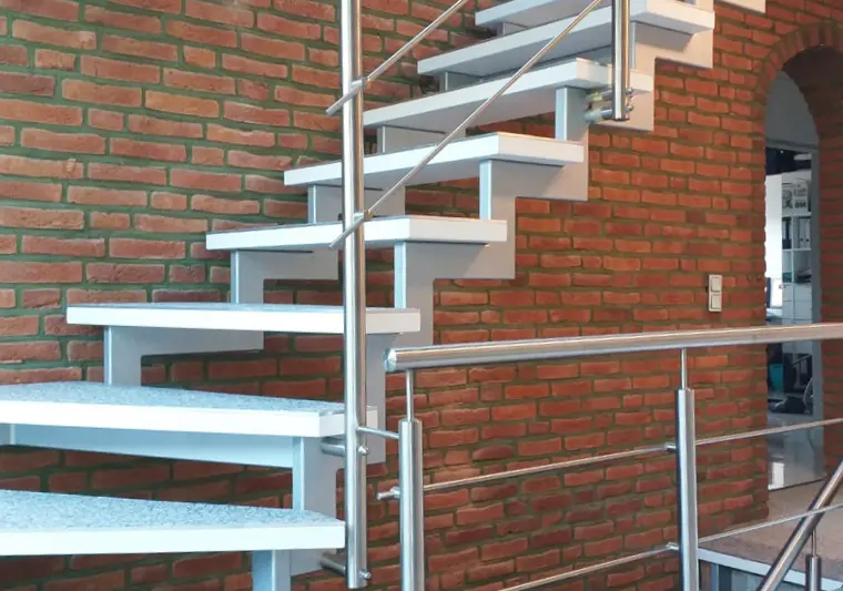 Langlebige Zweiholmtreppe mit Stahlholmen – individuell gefertigt und perfekt abgestimmt von Klaus Janßen Metallbau und Schreinerei aus Xanten.