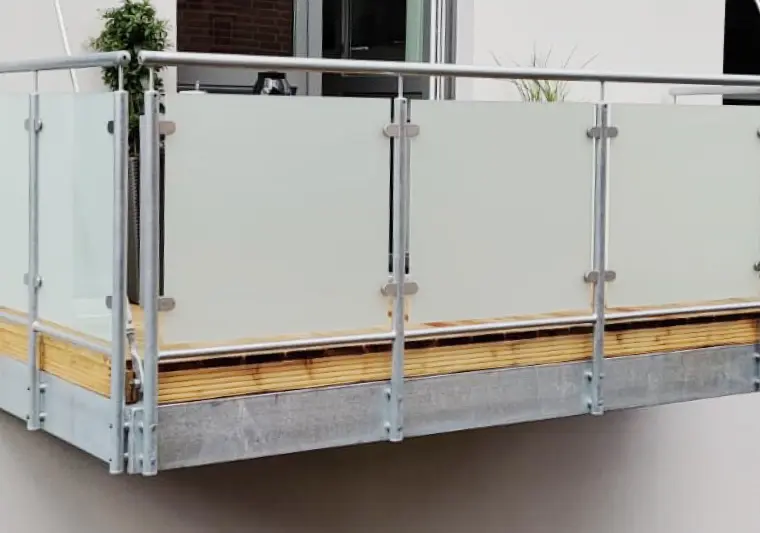 Sichere Vorsatzbalkone mit Geländer, Brüstung und rutschfestem Belag – alltagstauglich gefertigt von Janßen Metallbau Xanten.