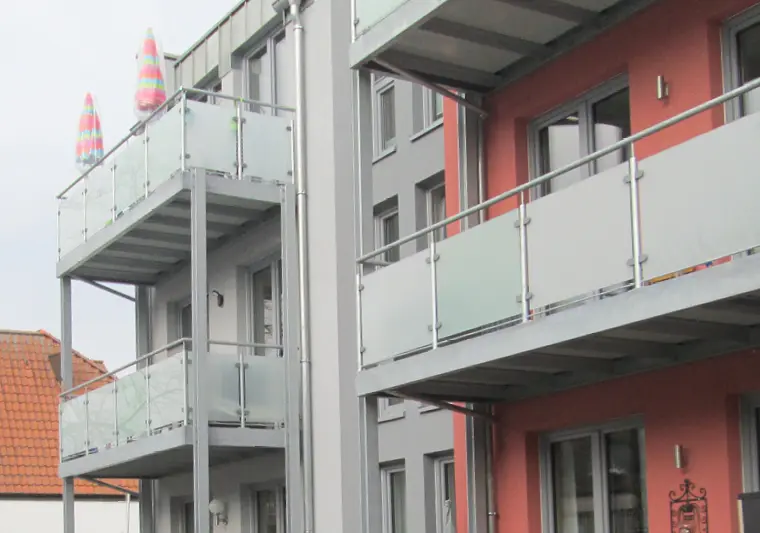 Wetterfester Vorsatzbalkon mit feuerverzinkter Stahlkonstruktion – stabil und langlebig von Klaus Janßen Metallbau Xanten gefertigt.