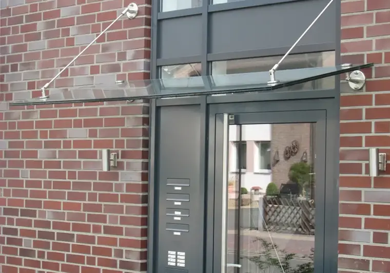 Vordächer von Janßen Metallbau Xanten – maßgeschneiderter Regen- und Schneeschutz aus Glas, Stahl oder Edelstahl für Eingänge.
