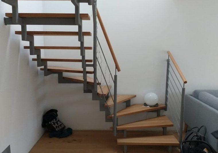Montagefertige Innentreppe aus Holz und Stahl – platzsparend, langlebig und ideal für moderne Wohnräume.