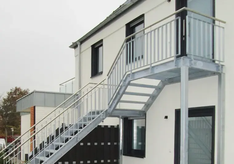 Außentreppen von Janßen Metallbau Xanten – wetterfest, präzise gefertigt und individuell veredelt. Ideal für Wohnhäuser & Sanierungen.