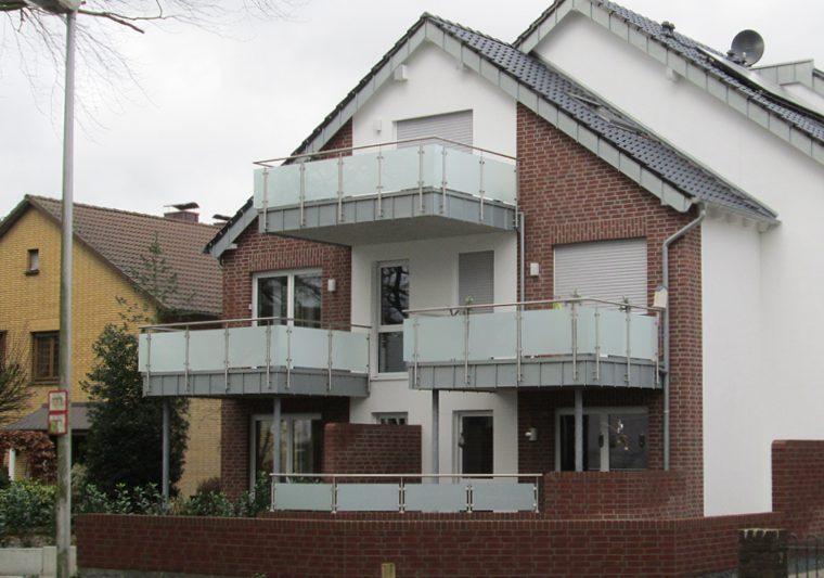 Montagefertiges Balkongeländer aus Edelstahl und Glas – sicher, langlebig und passend für Neubau oder Renovierung.