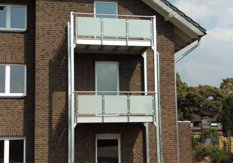 Montagefertiger Vorsatzbalkon von Klaus Janßen Metallbau Xanten – robust, stilvoll und perfekt für Nachrüstung oder Neubau.