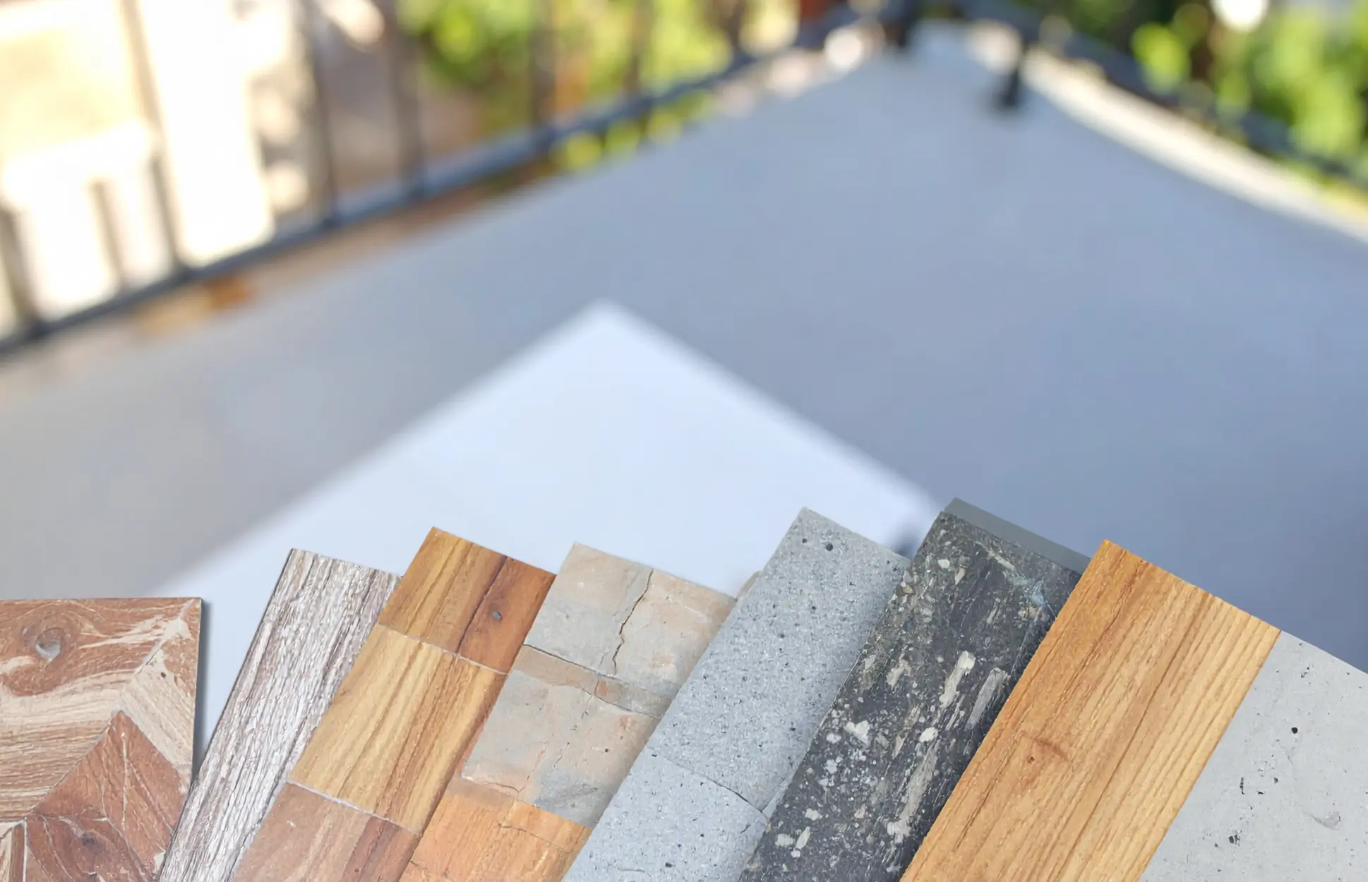 Balkonbeläge im direkten Vergleich – Janßen Metallbau aus Xanten zeigt Materialien, Pflegeaufwand und Optik im Überblick.