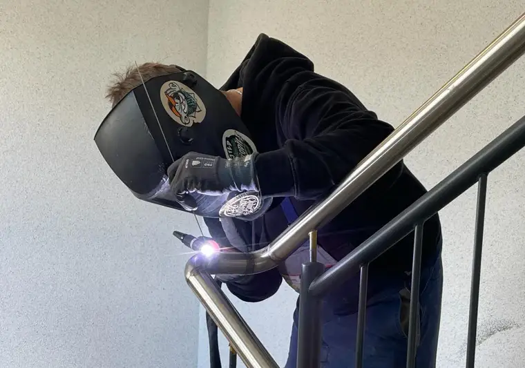 Karriere als Metallbauhelfer:in bei Janßen Metallbau Xanten – Treppen, Geländer und Balkone bauen.