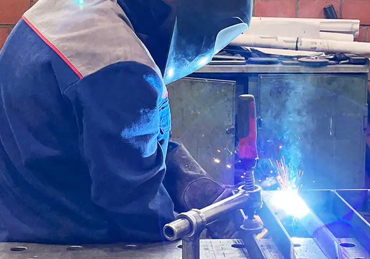 Metallbauer beim Schweißen in der Werkstatt von Janßen Metallbau in Xanten
