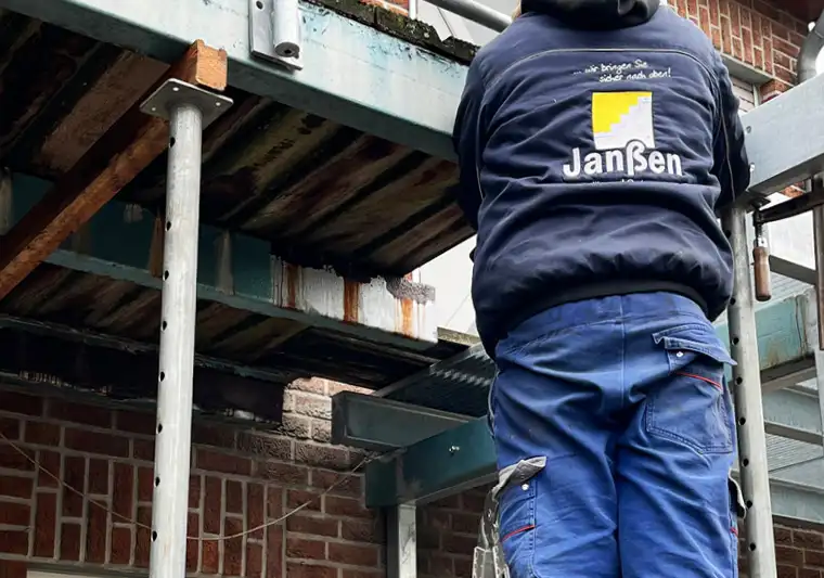 Metallbauhelfer bei Janßen auf der Baustelle bei der Montage einer Stahlkonstruktion