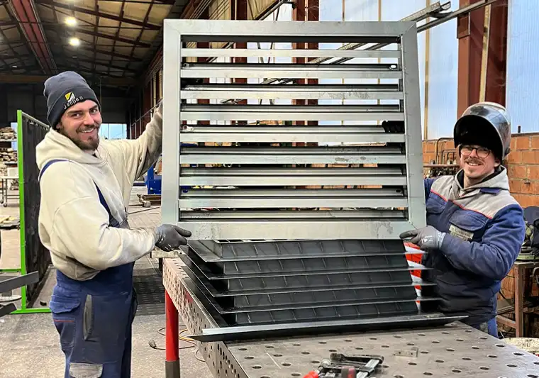 Teamarbeit bei Janßen Metallbau in Werkstatt und Montage