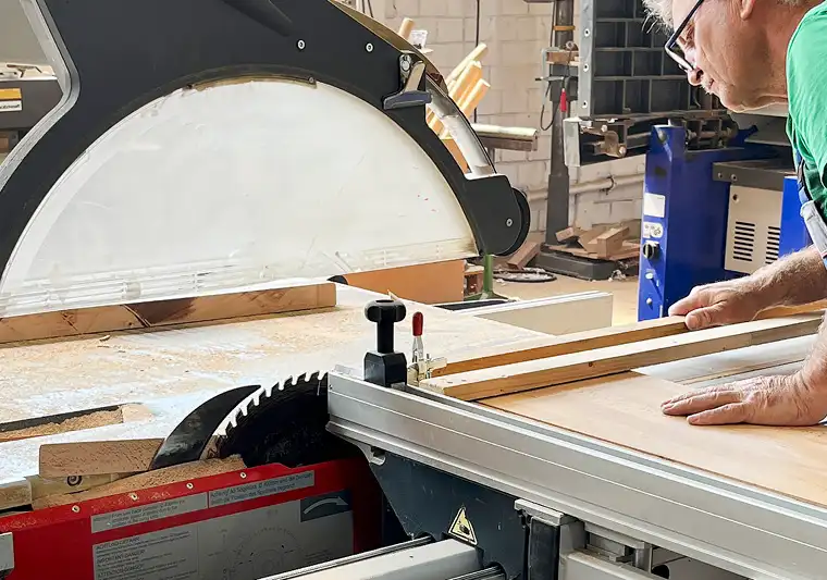 Schreiner arbeitet an einer Kreissäge in der Werkstatt von Janßen Metallbau in Xanten