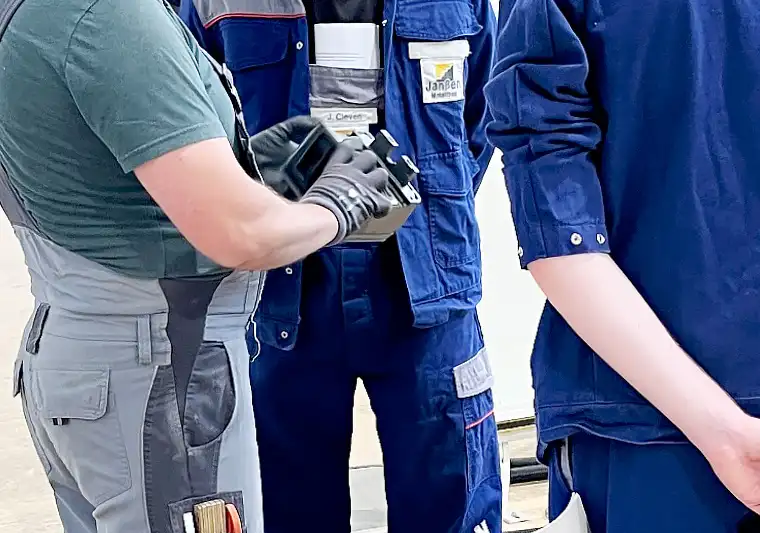 Schreiner bei der Teamarbeit im Team von Janßen Metallbau in Xanten