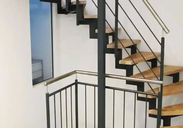 Treppe geplant mit Handlauf und Geländer und Anstrich in Anthrazit.