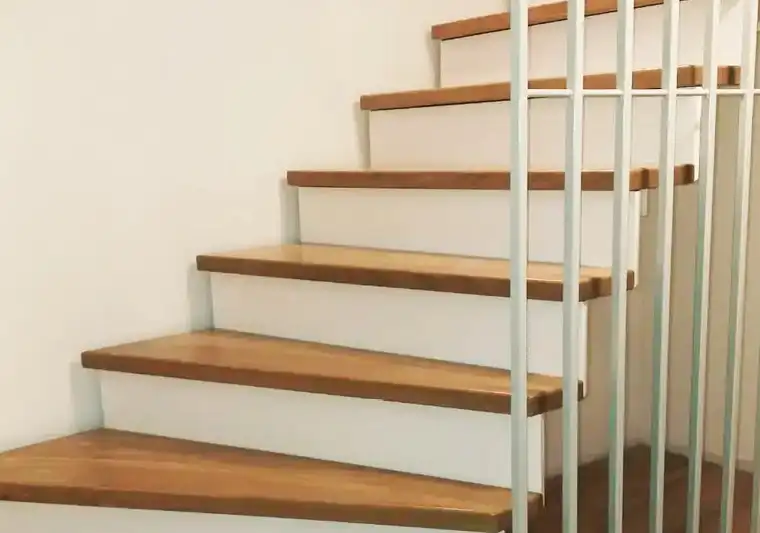 Zweiholmtreppe mit Trittstufen aus Eiche und weißen Setzstufen von Janßen Metallbau aus Xanten