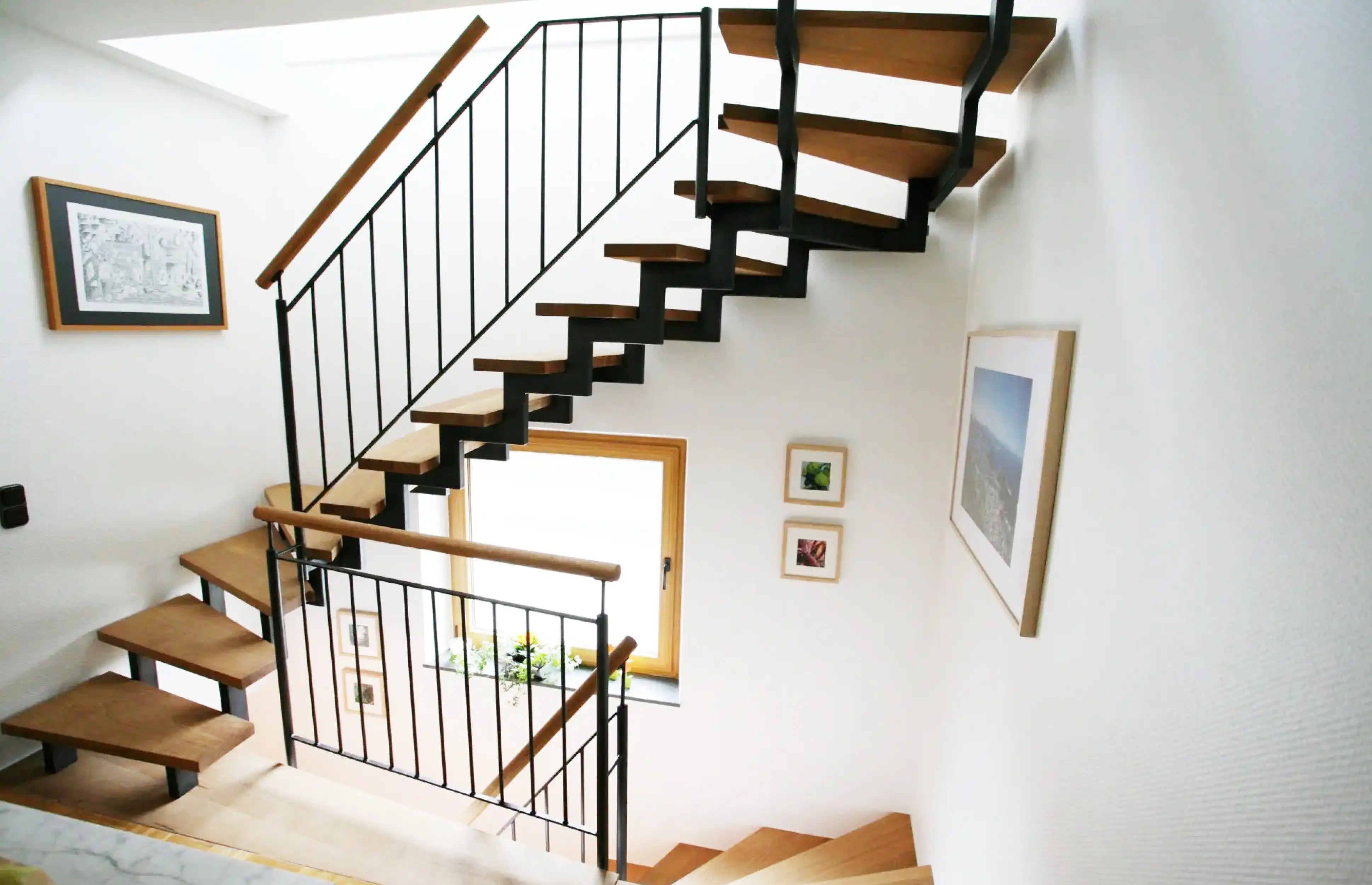 Alt-Text: Aufbau einer Zweiholmtreppe mit sichtbaren Stahlholmen und Holzstufen