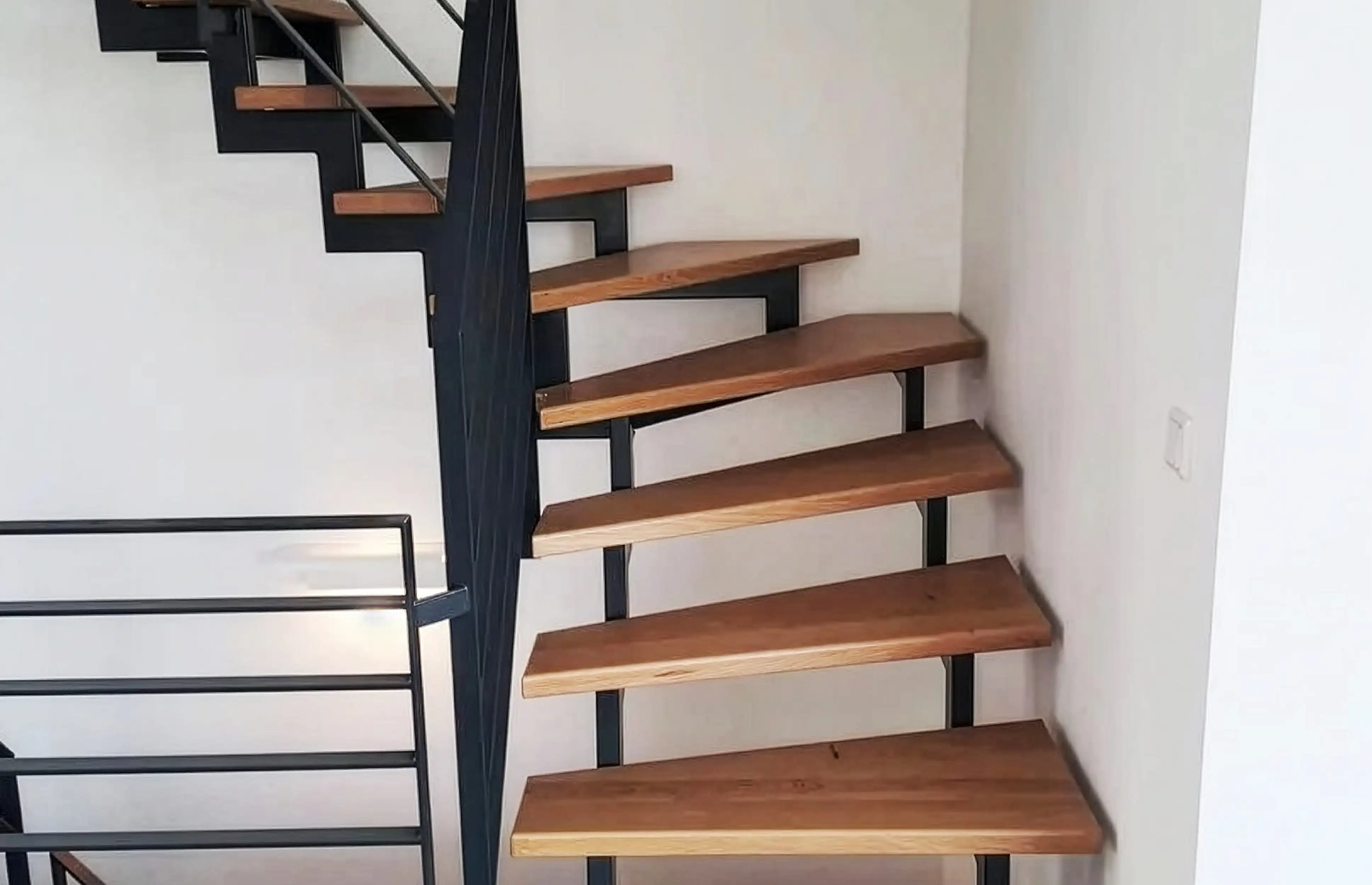 Zweiholmtreppe mit Stahlholmen und Holzstufen