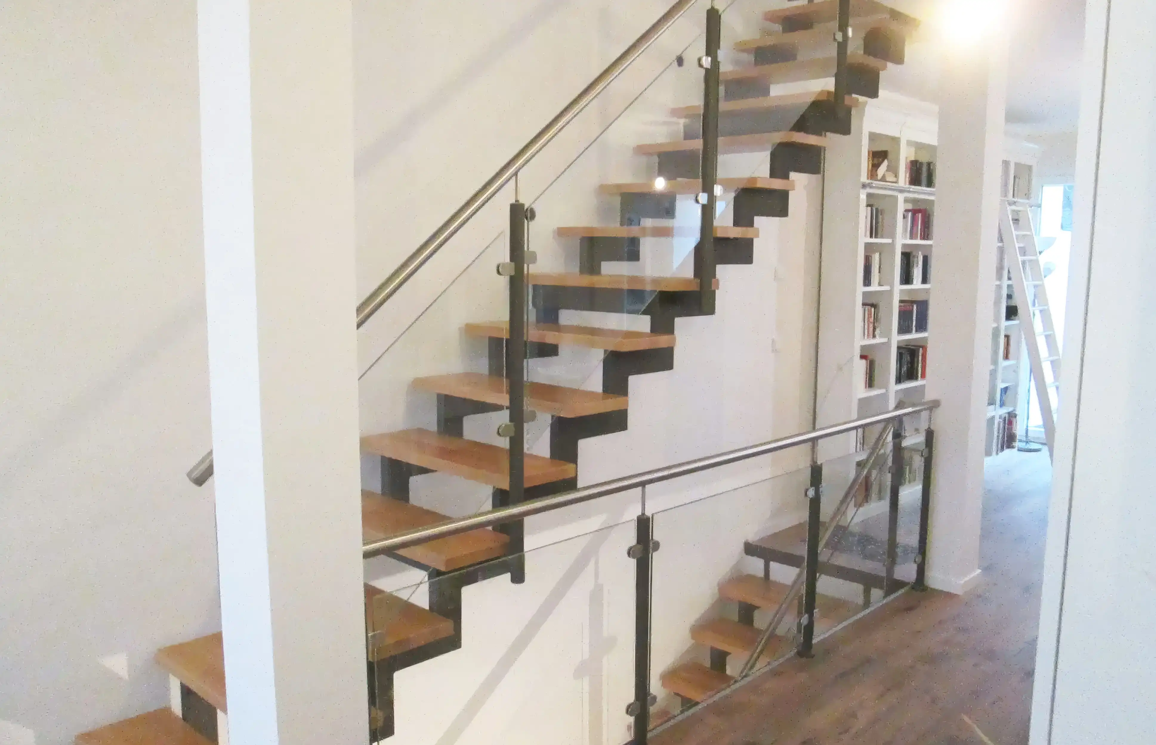 Moderne Zweiholmtreppe mit klarer Linienführung und sichtbarer Stahlkonstruktion