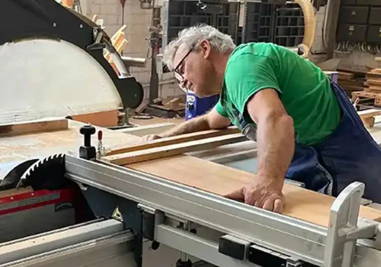 Karriere als Schreiner:in/Tischler:in bei Janßen Metallbau Xanten – Treppen, Geländer und Balkone bauen.