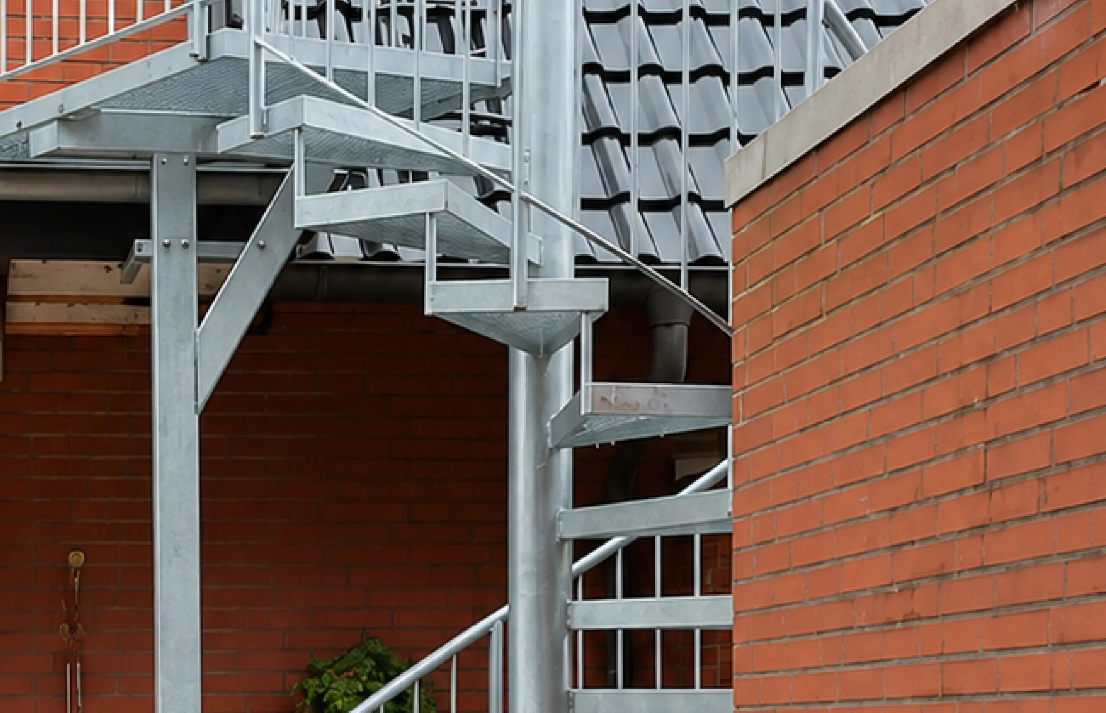 Außenspindeltreppe mit Podest und Gitterroststufen