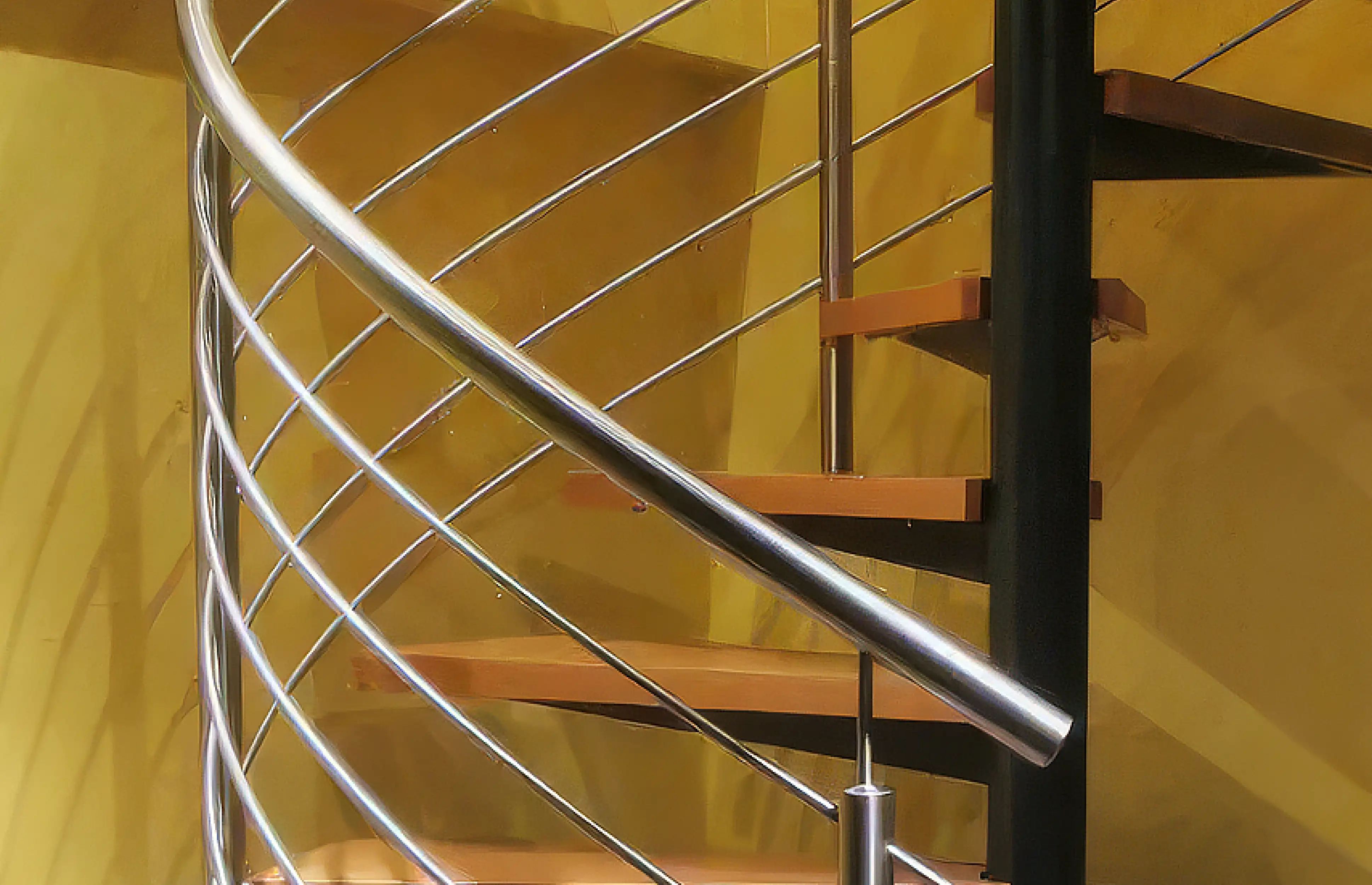 Spindeltreppe innen mit Holzstufen aus Buche und Edelstahlgeländer