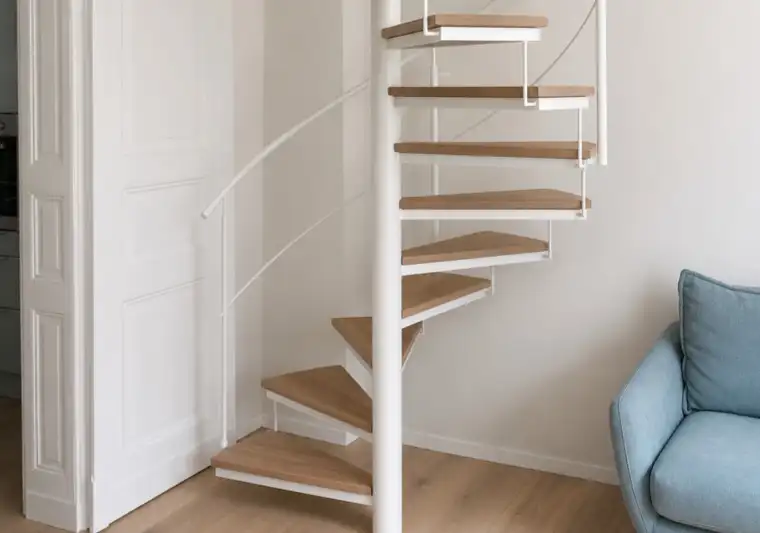 Weisse Spindeltreppe auf Maß im Wohnbereich, mit Holzstufen aus Buche – geplant, gebaut und montiert von Janßen Metallbau Xanten
