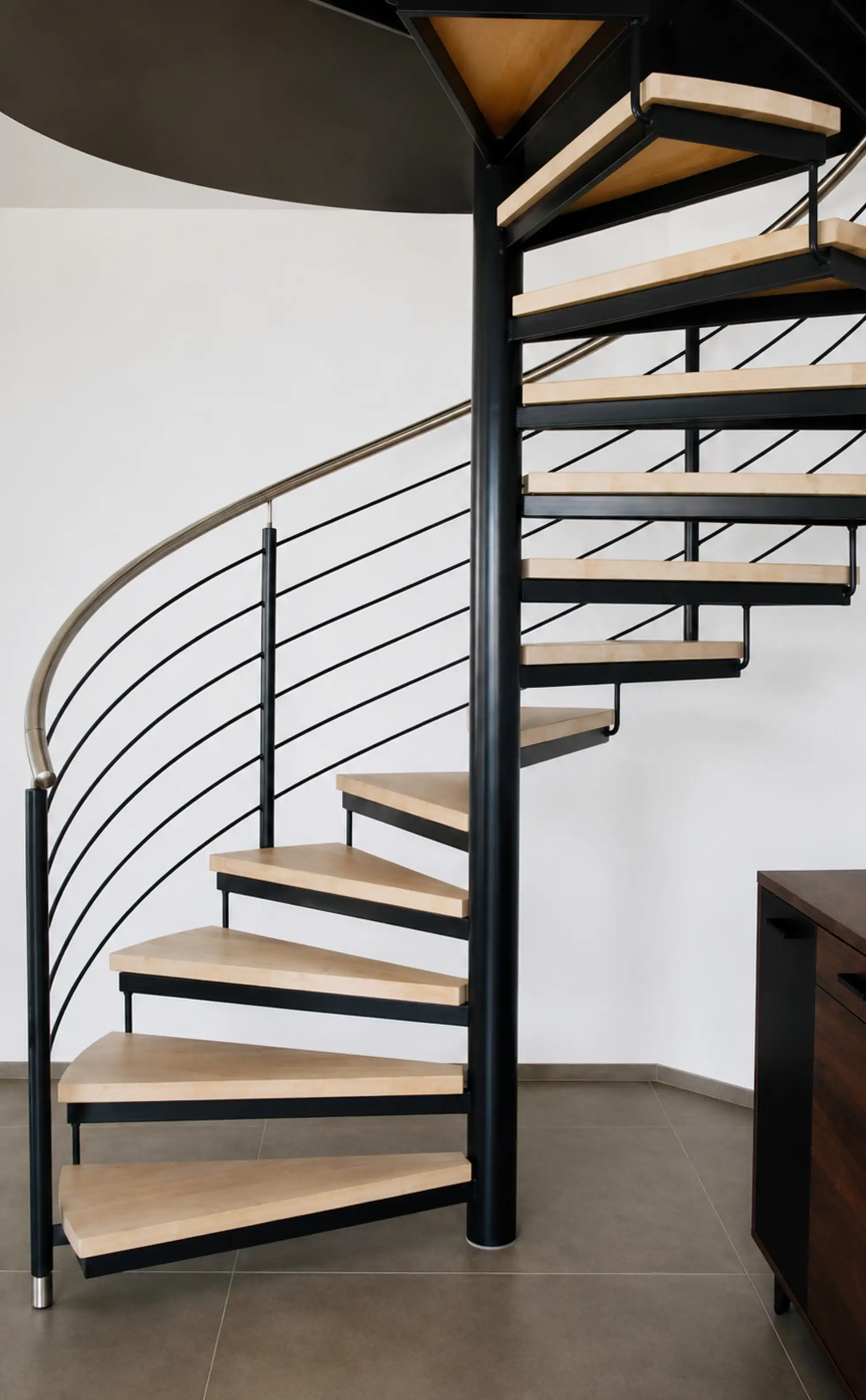 Spindeltreppe im Innenbereich, mit Holzstufen aus Buche und Edelstahlhandlauf
