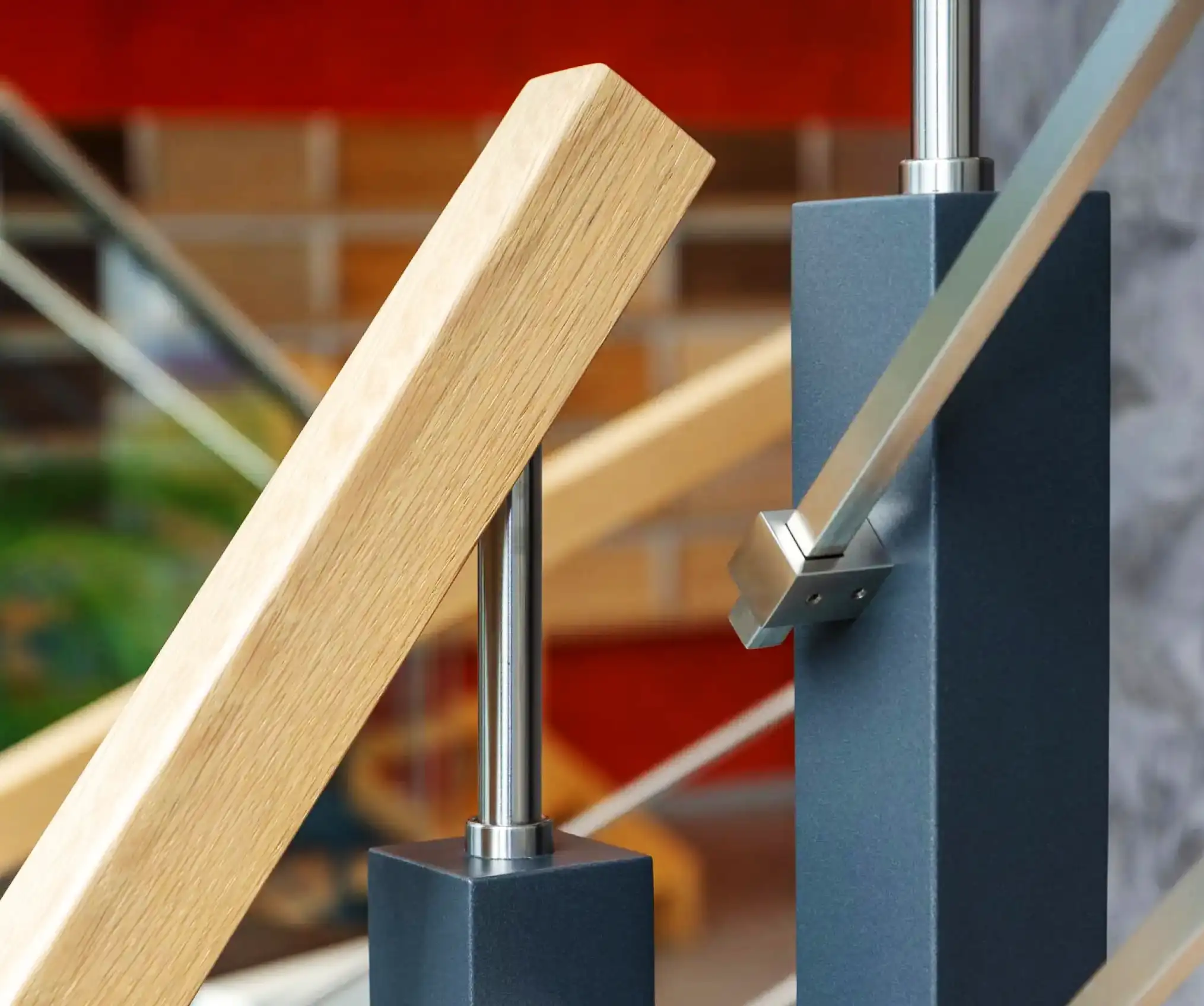 Materialkombination aus eckigem Holzhandlauf und pulverbeschichtetem Vierkantrohr