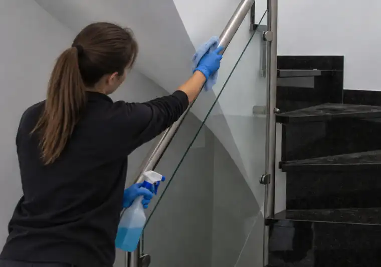 Edelstahlgeländer mit Glaselementen an einer modernisierten Betontreppe.