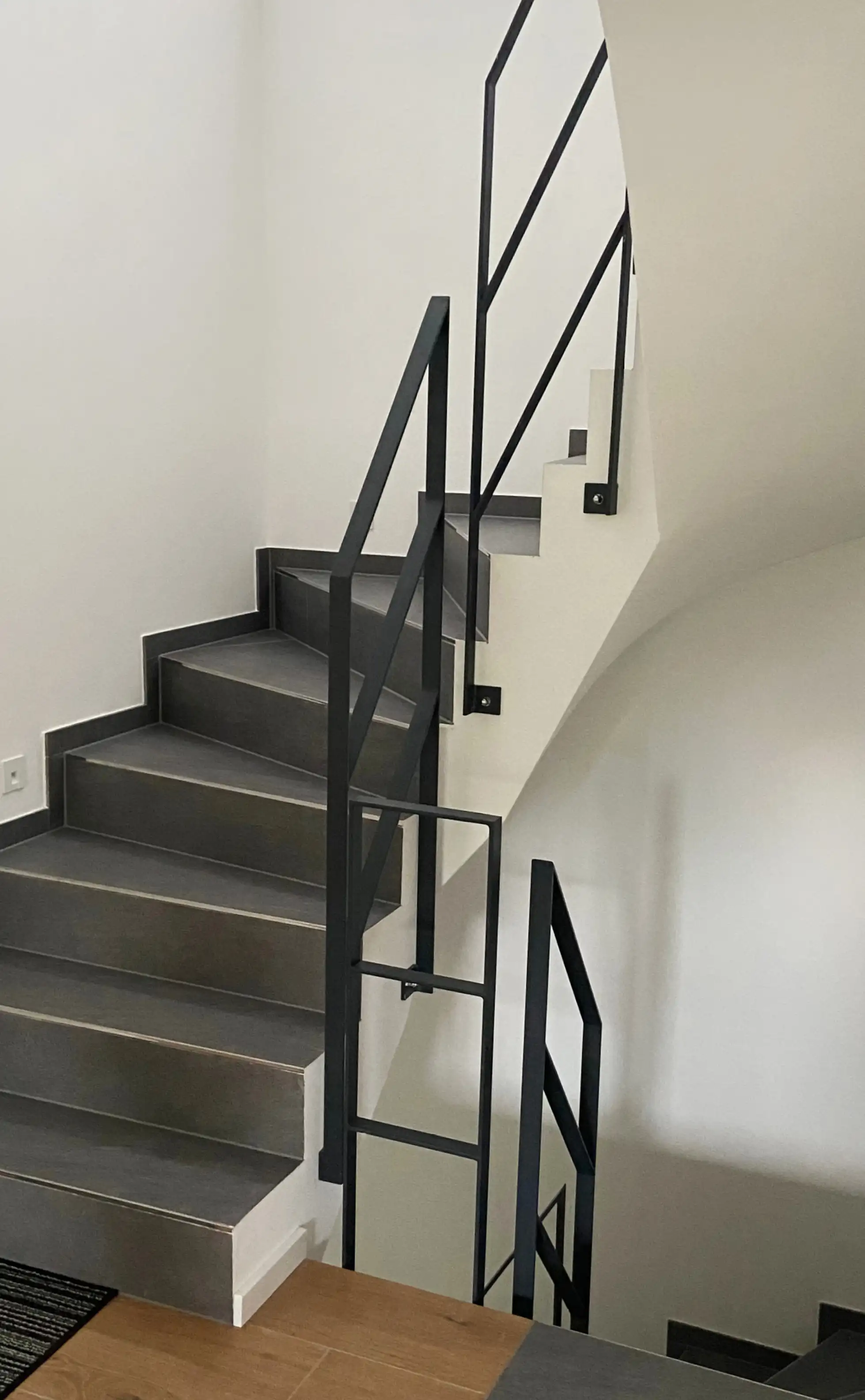 Spindeltreppe im Innenbereich, mit Holzstufen aus Buche und Edelstahlhandlauf