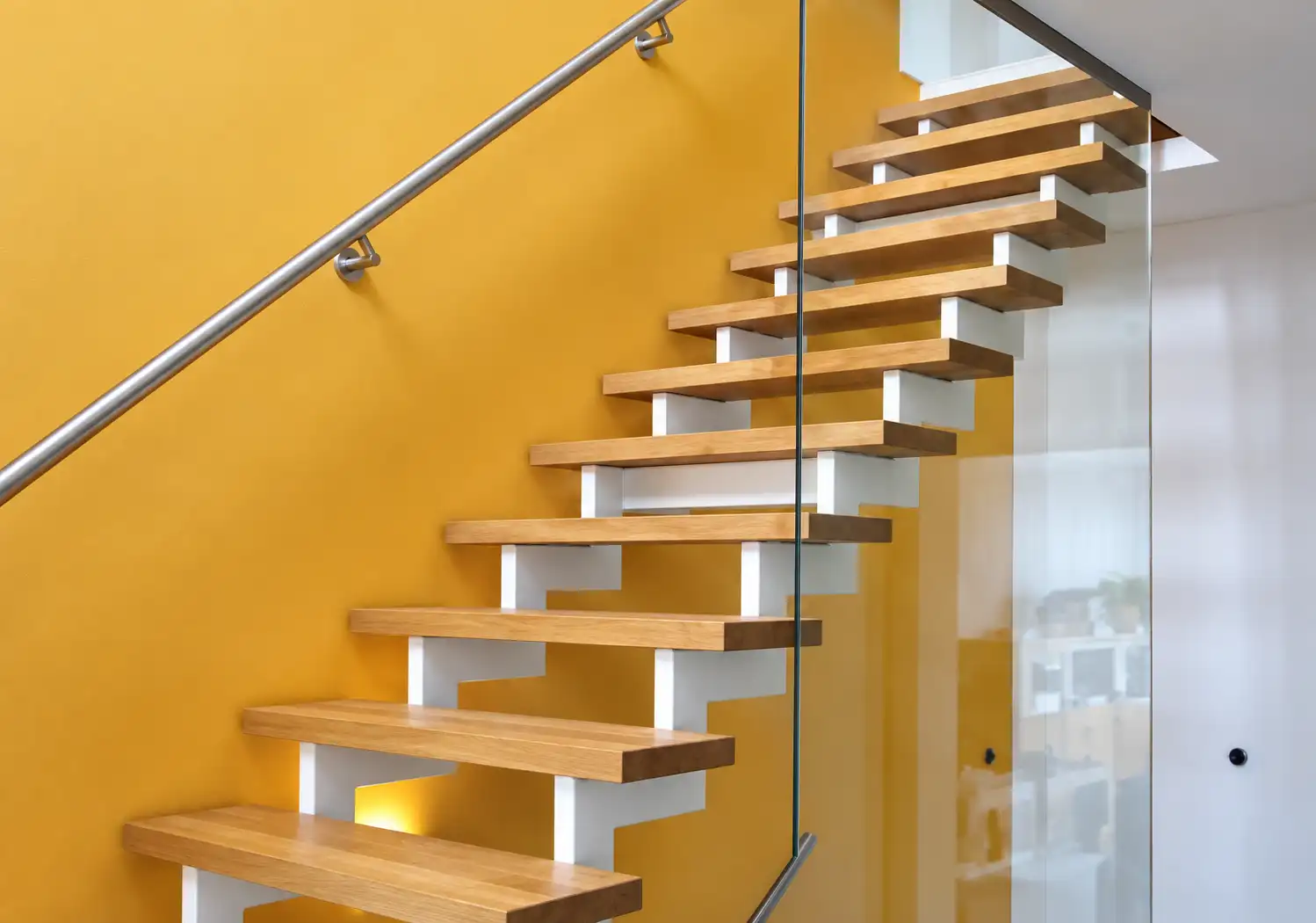 Innentreppen von Janßen Metallbau Xanten – maßgefertigt aus Stahl, Holz und Glas für modernes Design, Stabilität und perfekte Passform.
