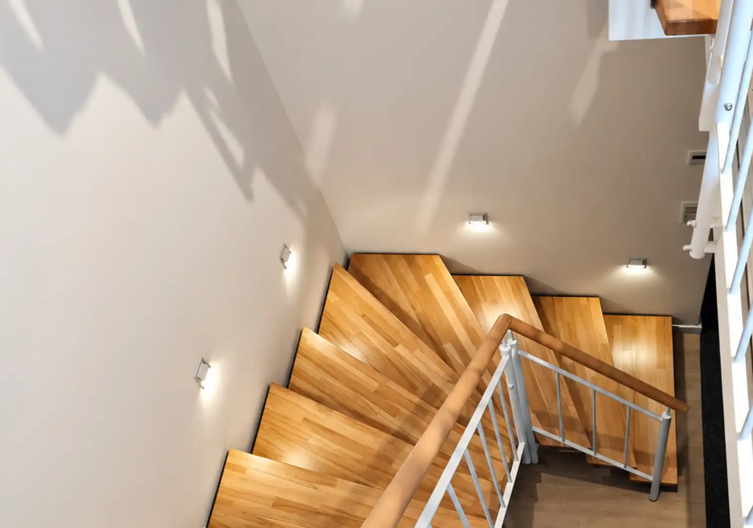 Gewendelte Zweiholmtreppe mit Holzstufen aus Buche in einem Treppenhaus