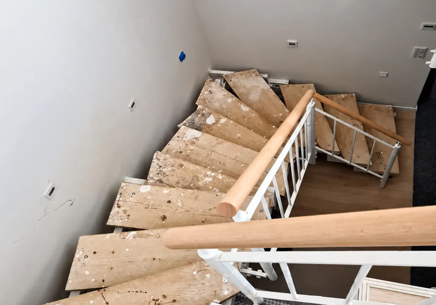 Gewendelte Zweiholmtreppe mit Baustufen in einem Einfamilienhaus