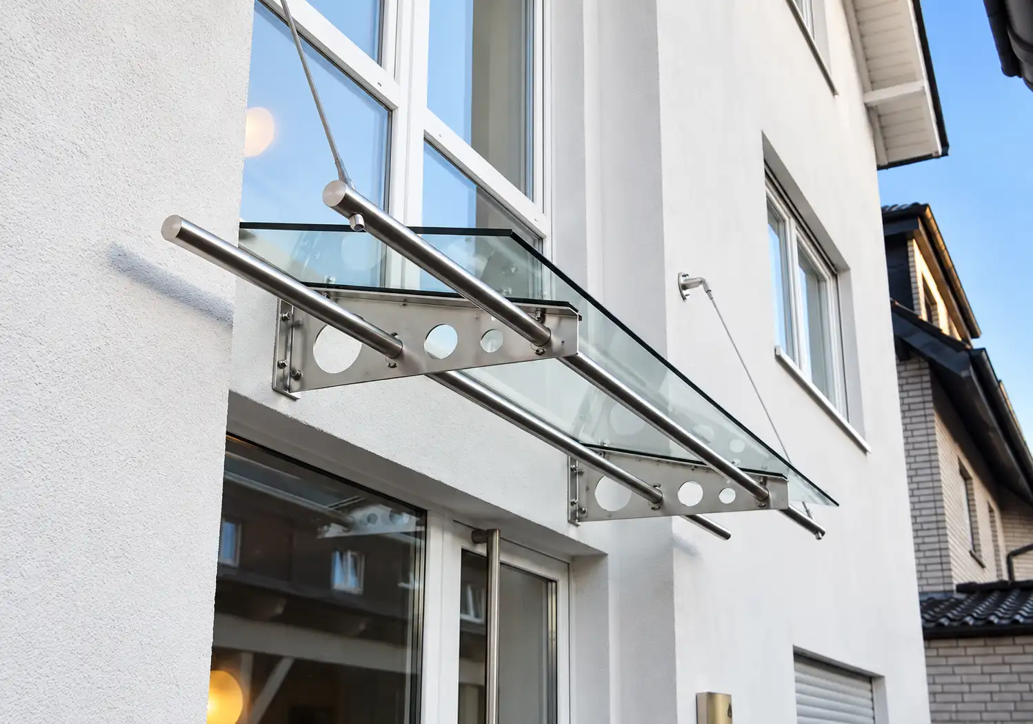 Vordächer von Janßen Metallbau Xanten – wetterfest, stabil und elegant aus Glas, Stahl oder Aluminium für perfekten Wetterschutz.