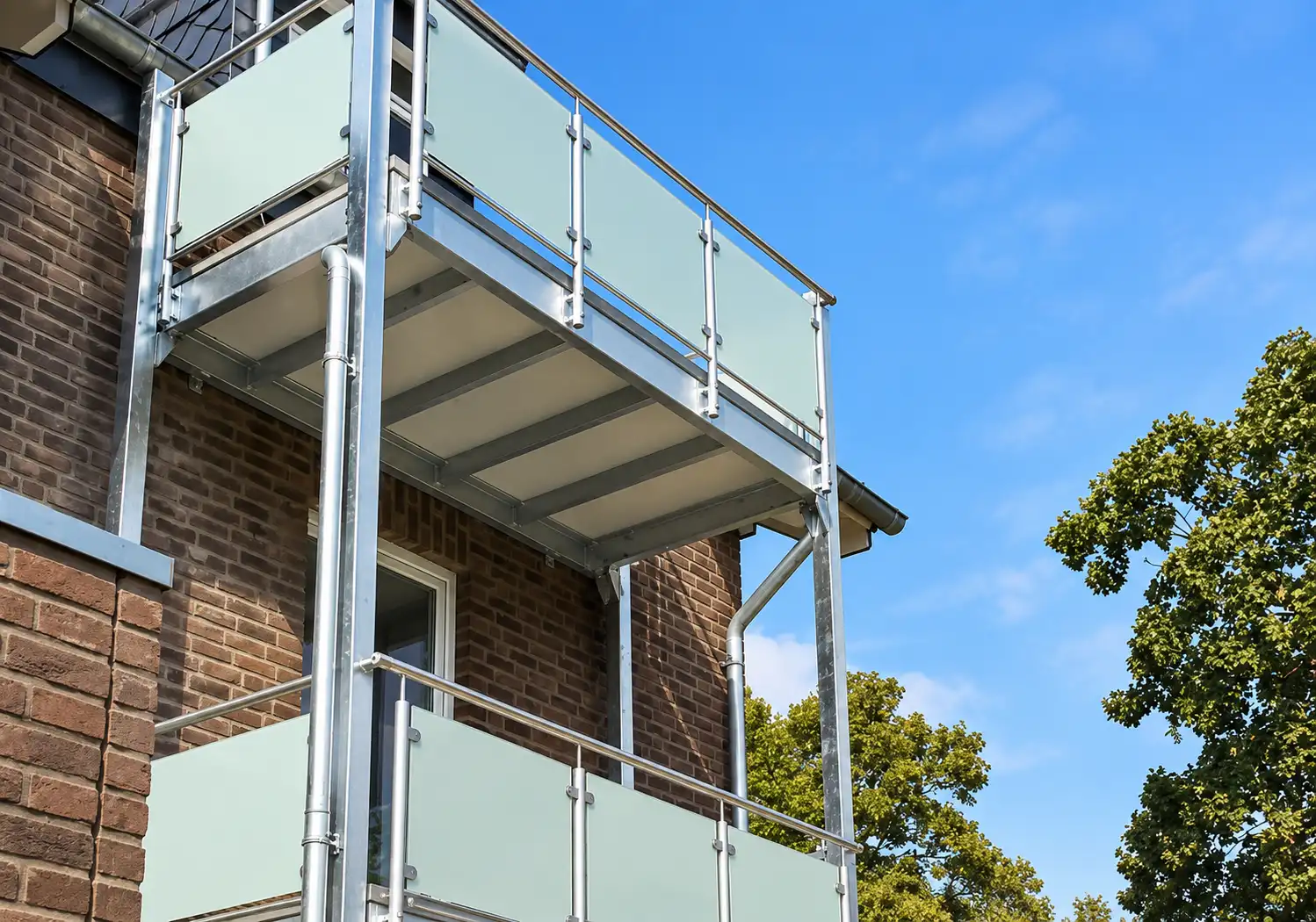 Vorsatzbalkone von Janßen Metallbau Xanten – maßgefertigt, statisch geprüft und fachgerecht montiert für mehr Wohnkomfort.